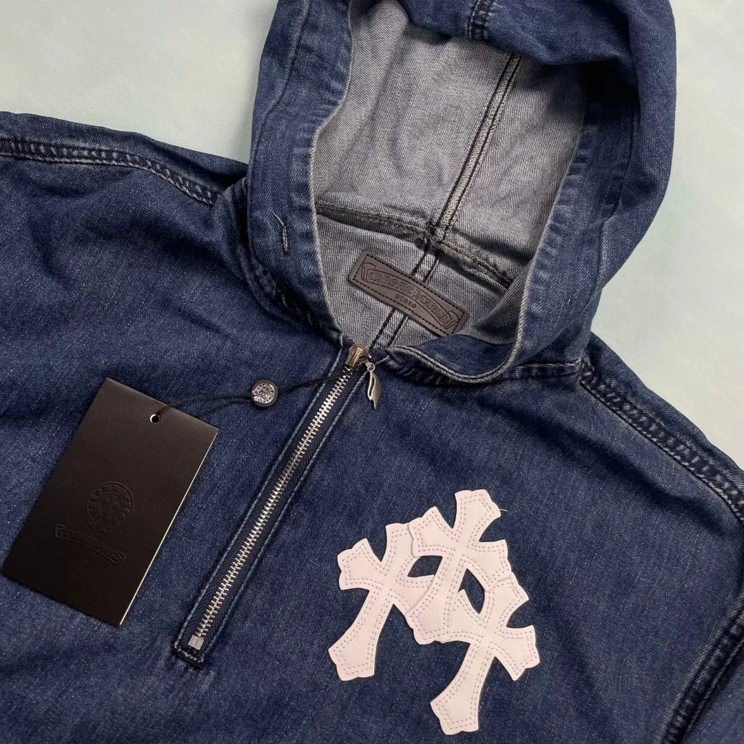 🅿️280 🔘Style number-KL251 🔘Cro heart𝐂𝐡𝐫𝐨𝐦𝐞 𝐇𝐞𝐚𝐫𝐭 25SS Sanskrit letter cross patchwork leather denim hooded jacket* Croixin’s designs are always eye-catching, and this new half-zip denim sweatshirt and hoodie is even more stunning! The simple blue and white color scheme is particularly refreshing, and the loose fit is super casual. It doesn't matter your figure, and looks good on anyone who wears it. Classic denim fabric with unparalleled texture. It is full of details, the leather logo is exquisite and luxurious, and the Sanskrit print adds a mysterious artistic atmosphere. Whether you are out on the street or hanging out with friends, this jacket can easily make you the center of attention. The matching suggestions are as follows: Casual sports style: wear a white or black pure cotton sports T-shirt underneath, and a pair of leggings sports pants, such as black or gray sweatpants. Put on a pair of sneakers, like Nike's Air Force 1 or Adidas' shell toe, and carry a simple backpack, which is full of energy and fashion. Street fashion style: Pair it with a pair of black or dark blue loose jeans, preferably with some holes or graffiti elements. Wear a short, colorful T-shirt from a trendy brand, such as a bright T-shirt from Stüssy. Put on a baseball cap, a pair of sunglasses, and a pair of high-top canvas shoes, such as Converse's high-top models, and you will instantly feel street fashion. Casual and lazy style: wear a loose white bottoming shirt and a pair of light-colored wide-leg pants, such as khaki or off-white. Wear a pair of casual mules or sneakers on your feet. The overall look is casual and lazy, perfect for going out or on vacation.  Size: S M L (46.48.50) Color: Blue